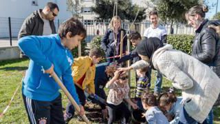 « Agriculteurs urbains » : en cœur de résidence, les jardins potagers participatifs illustrent le travail des animateurs agropaysagistes. Bien conçus et réalisés de manière partagée entre les habitants et les professionnels, ils ont une meilleure chance de perdurer. Ici à Toulouse (31), au parc Monlong. TERREAUCIEL
